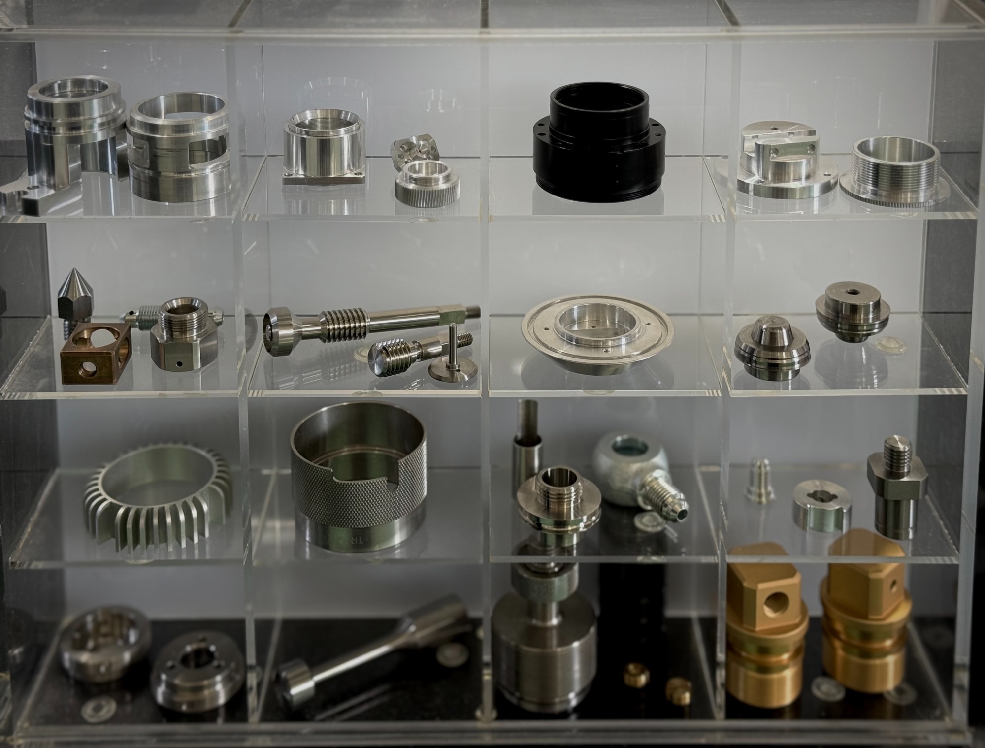 精密旋盤加工と多方向フライス加工による高精度仕上げ